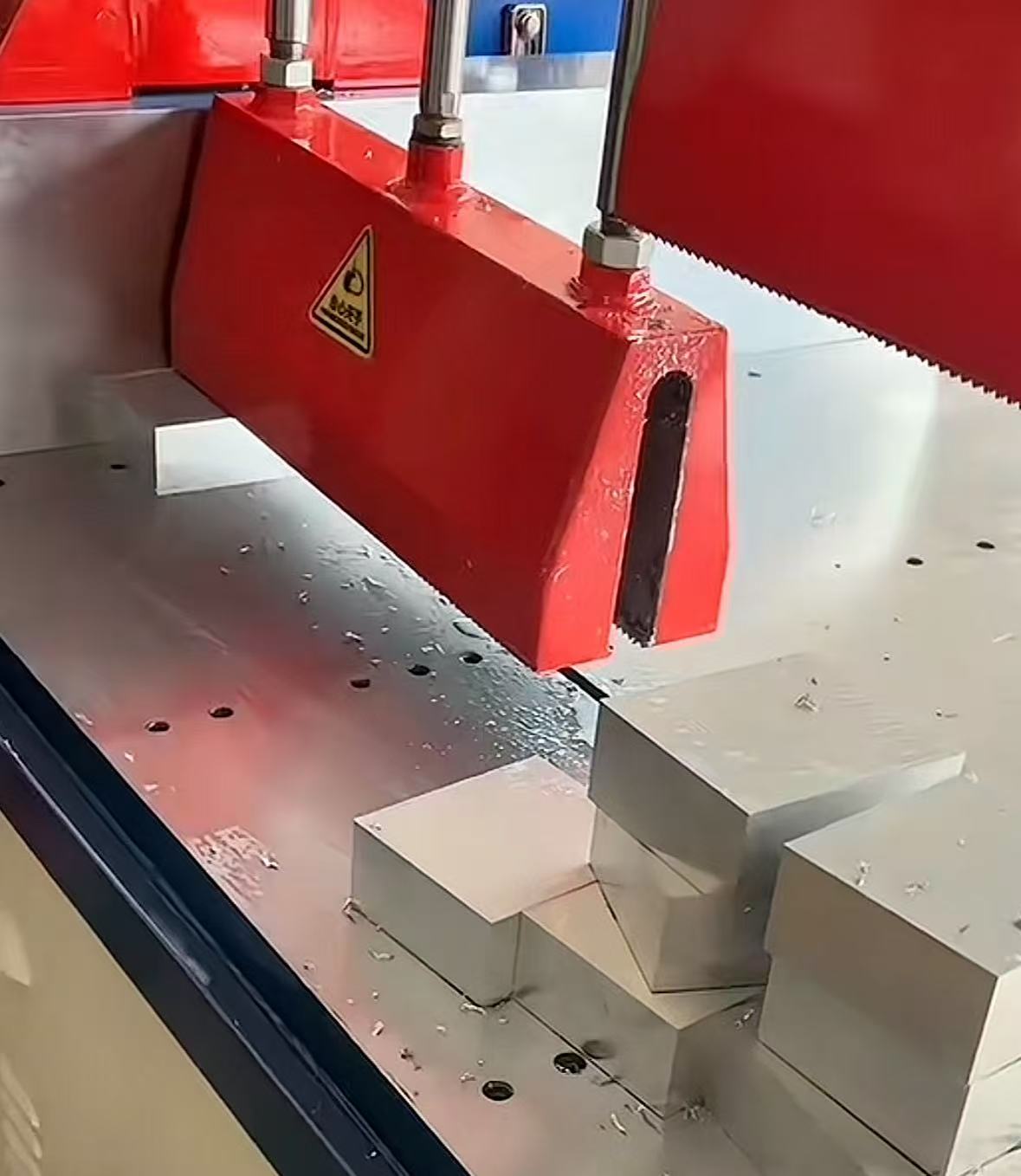 Precision aluminum plate cutting with computer-controlled sawing equipment